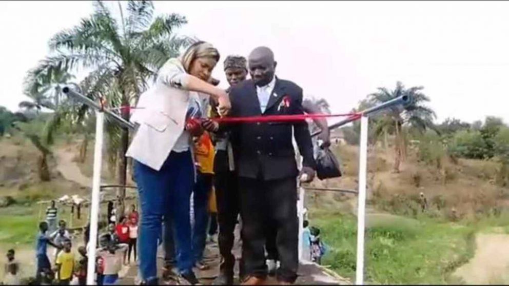Inauguraban un nuevo puente y se desplomó por completo en plena ceremonia (Imagen captura vídeo).