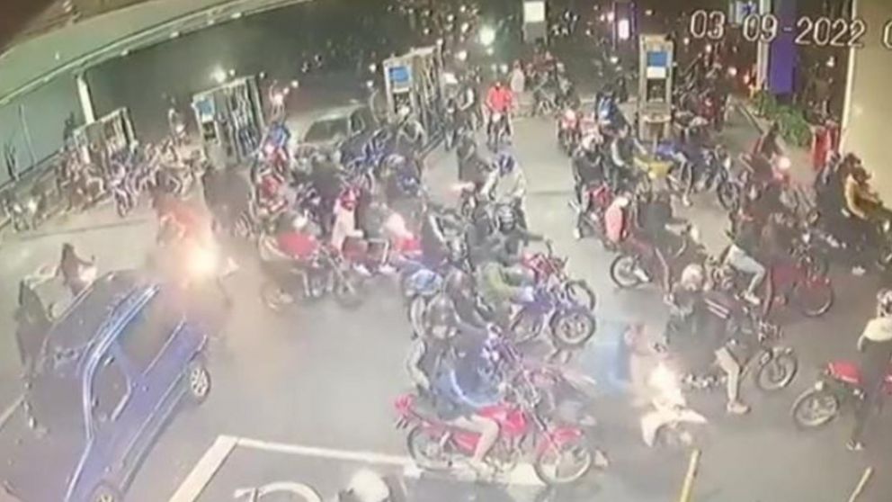 El insólito hecho fue filmado por una cámara de seguridad.