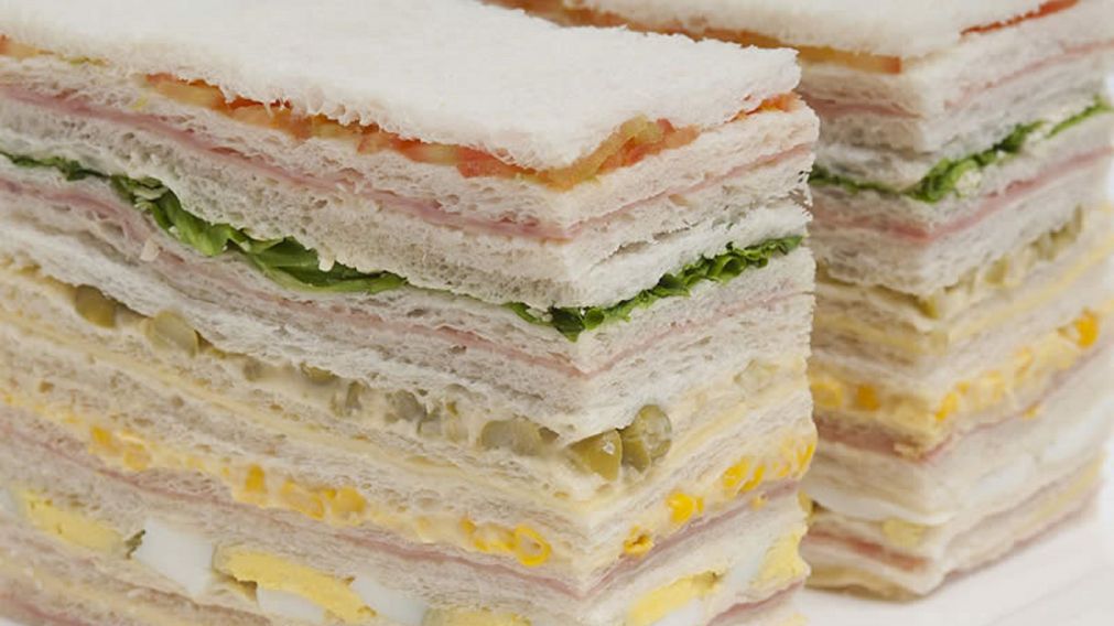 Sándwiches de miga triples fáciles, ricos y súper rendidores.