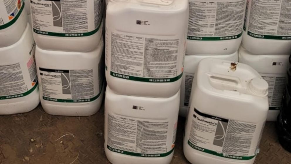 Parte de los agroquímicos que fue encontrado por los funcionarios policiales.