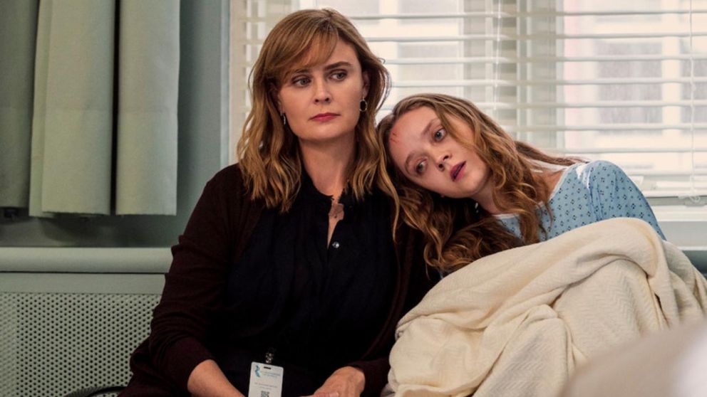 Emily Deschanel y Madeleine Arthur son las protagonistas de El diablo en Ohio, la serie furor de Netflix.