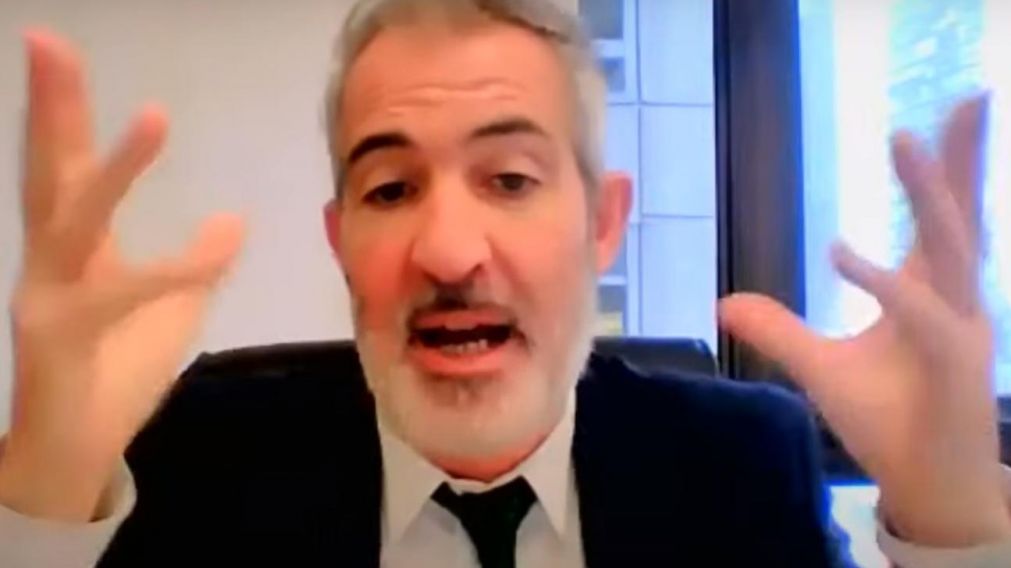 El abogado Luis Mart�nez, defensor de Mauricio Collareda, ex funcionario de Vialidad Nacional en Santa Cruz, expone ante los jueces.