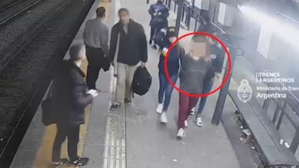 Las im�genes muestran la detenci�n de Brenda Uliarte en la estaci�n Palermo.