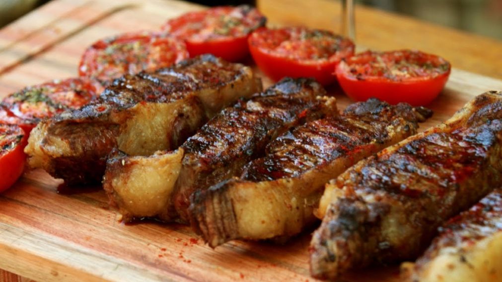 Bife de asado sabroso, tierno y jugoso.