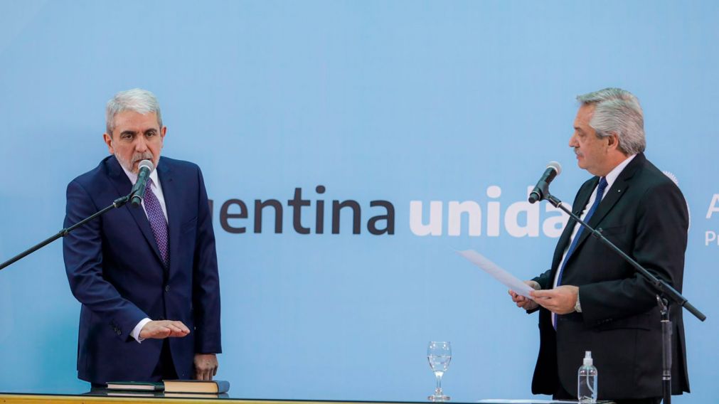 An�bal Fern�ndez, al jurar como ministro de Seguridad de la Naci�n frente a Alberto Fern�ndez (Archivo).