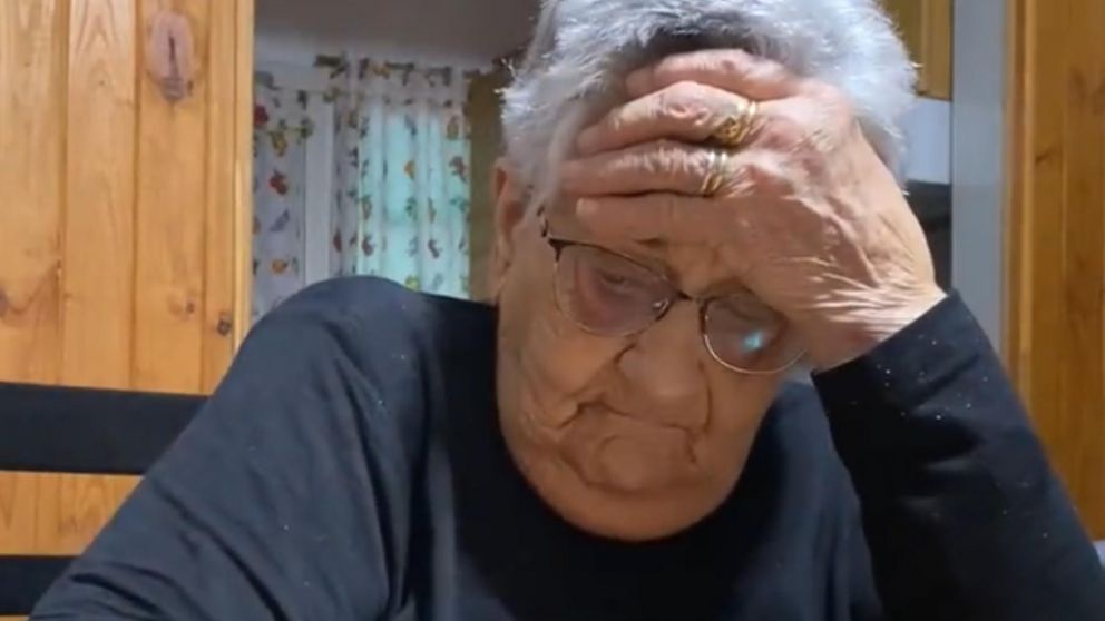 El video de la reacción de la abuela se volvió viral en Twitter.