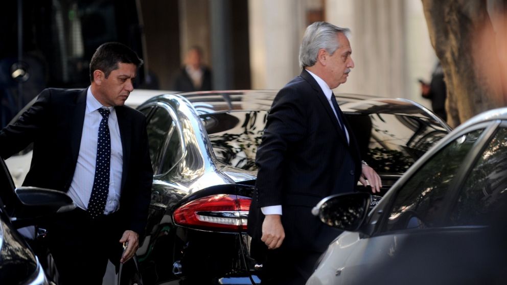 Alberto Fern�ndez lleg� a la casa de Cristina Fern�ndez de Kirchner, tras el atentado sufrido. (Foto: T�lam)