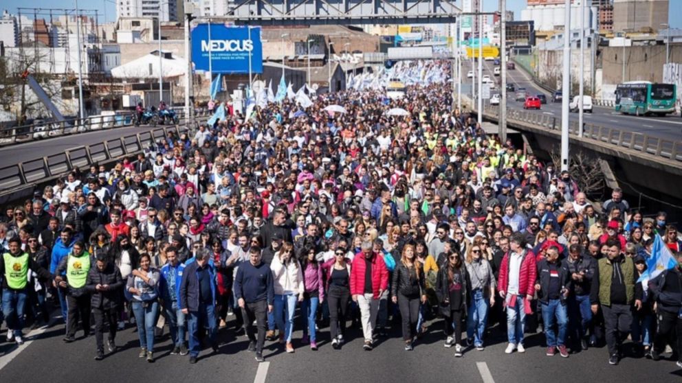 Una de las columnas de manifestantes que ingresaban a la Ciudad de Buenos Aires (Foto Télam).