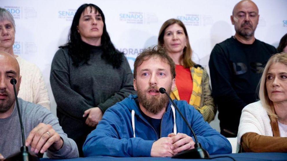 El titular de la Cámara de Diputados bonaerense, Federico Otermín, en conferencia de prensa.