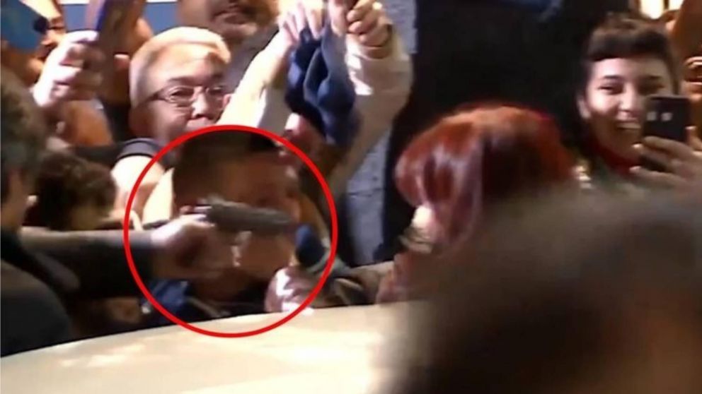 El momento del atentado a la vicepresidenta de la Nación.