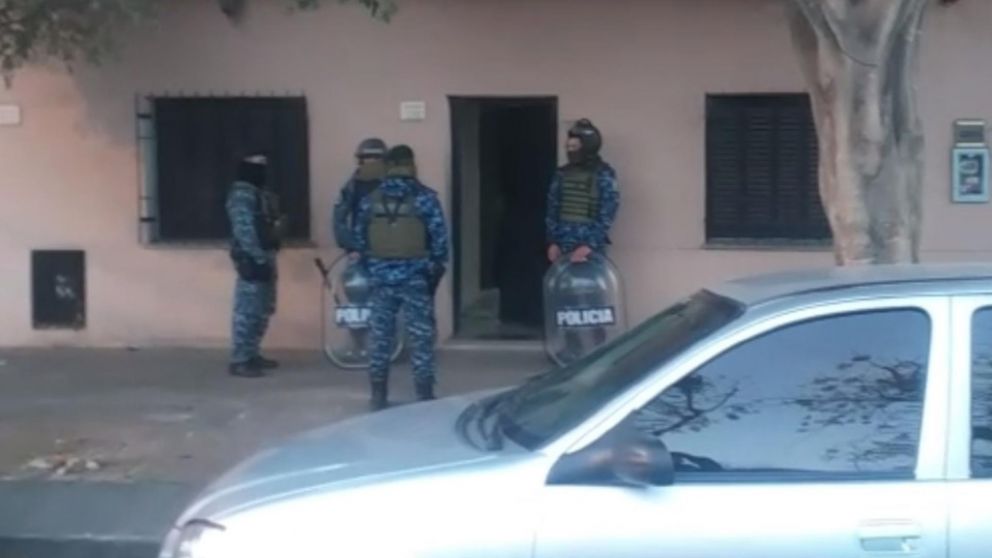La casa del detenido allanada por la Policía (Captura de video).
