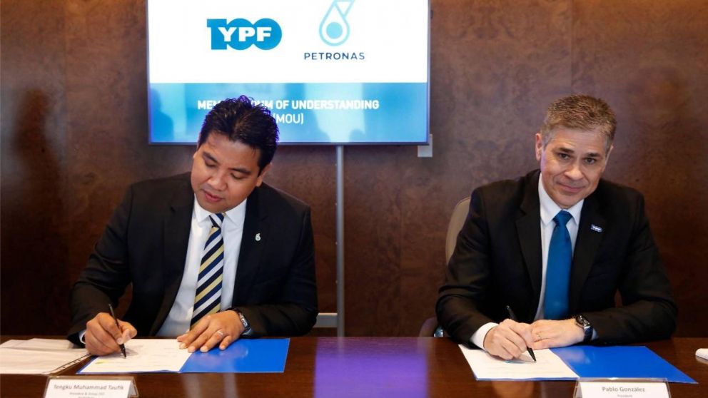 YPF y PETRONAS firman acuerdo para avanzar en el desarrollo de GNL en Argentina.