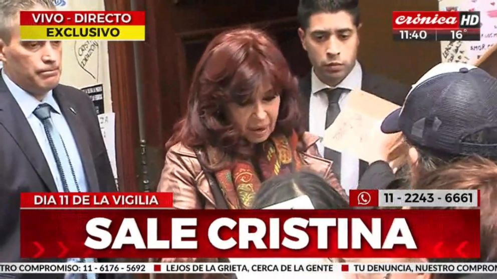 El momento en el que Cristina Kirchner sale de su vivienda de Recoleta (Crónica HD).