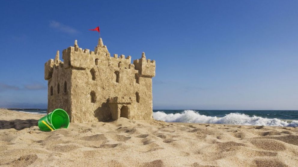 Un nene jugaba en una playa con su hermano y murió aplastado por aplastado por un castillo de arena (Imagen ilustrativa).