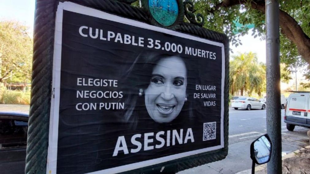 Los afiches aparecieron en marzo de 2022 en las calles porteñas.