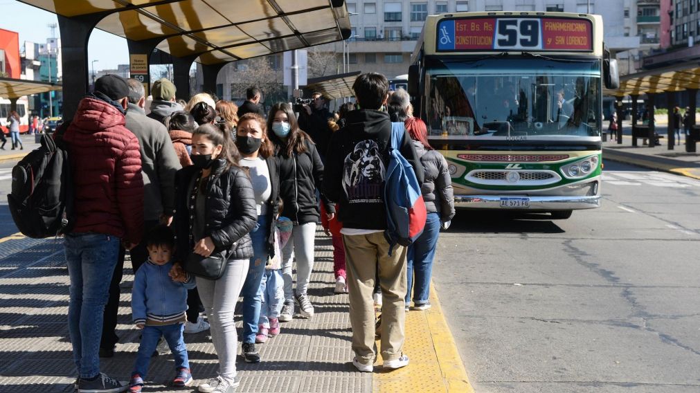 Los "bondis" retoman sus servicios nocturnos (Crónica/Nahuel Ventura).