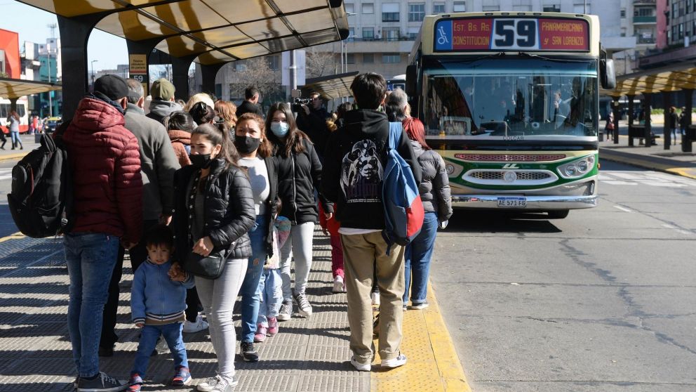 Los "bondis" retoman sus servicios nocturnos (Cr�nica/Nahuel Ventura).