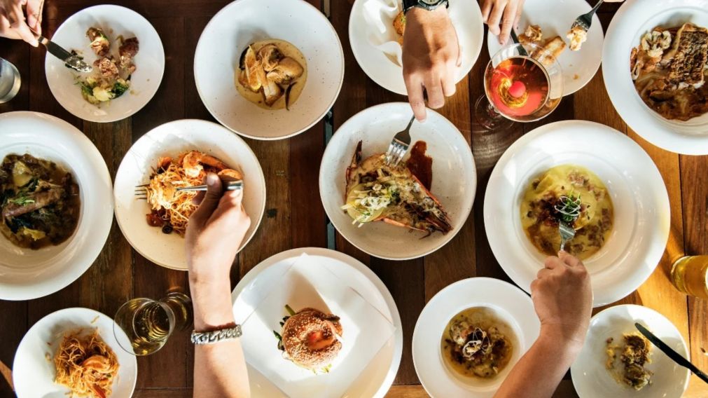 La indignante crítica a un restaurante: se quejó porque el mozo era pelado, tenía tatuajes y "pinta de malote" .