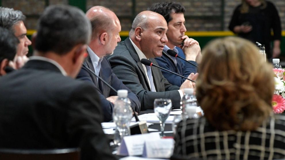 Juan Manzur: "El país va a salir adelante desde el interior hacia el centro".