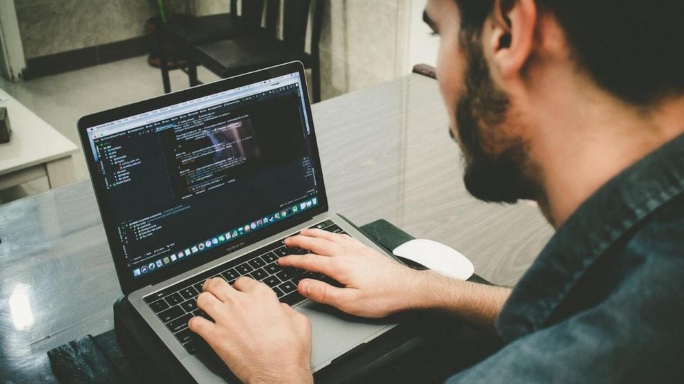 La capacitación es 100% práctica y enseña a desarrollar el pensamiento lógico detrás de las aplicaciones.