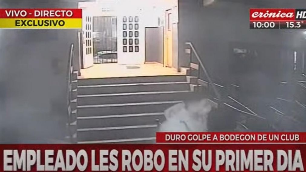 El robo fue registrado por las cámaras de seguridad del local gastronómico (Crónica HD).