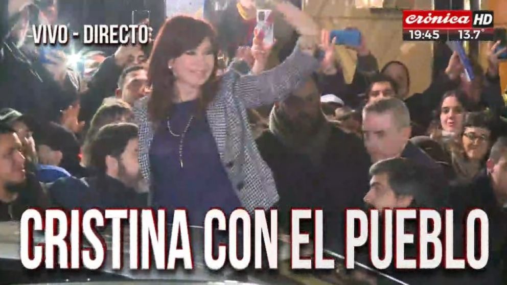 Cristina lleg� a su casa y salud� al pueblo que la banca