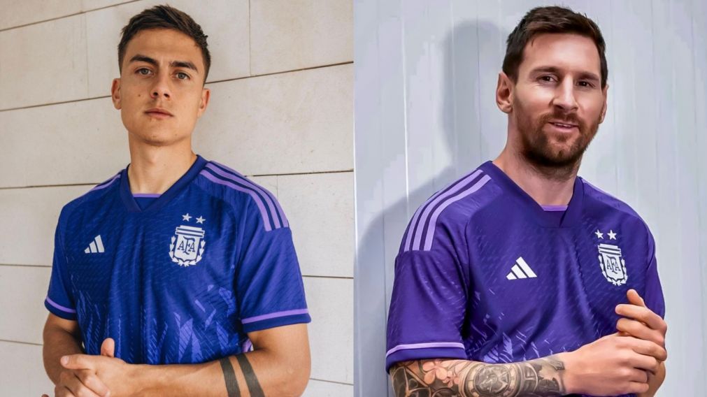 Los jugadores de la selección modelaron las nuevas camisetas suplentes.