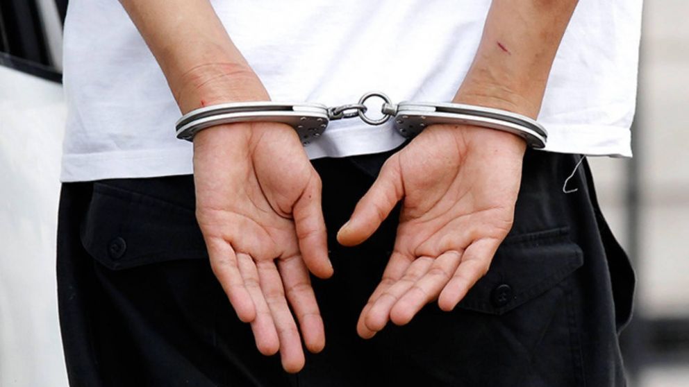 "Nene" de 15 años cayó con arma de juguete: junto a cómplice escapó 10 cuadras pero fueron detenidos.