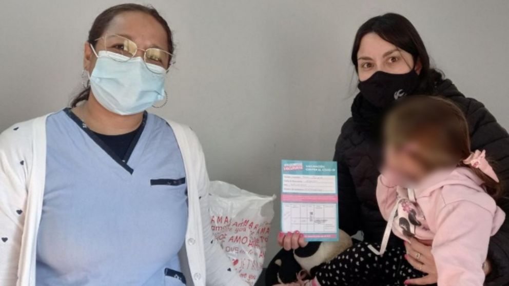 Los chicos de entre 6 meses y 2 años recibien la vacuna de Moderna contra el Covid-19 (Gentileza Gobierno de la provincia de Buenos Aires).