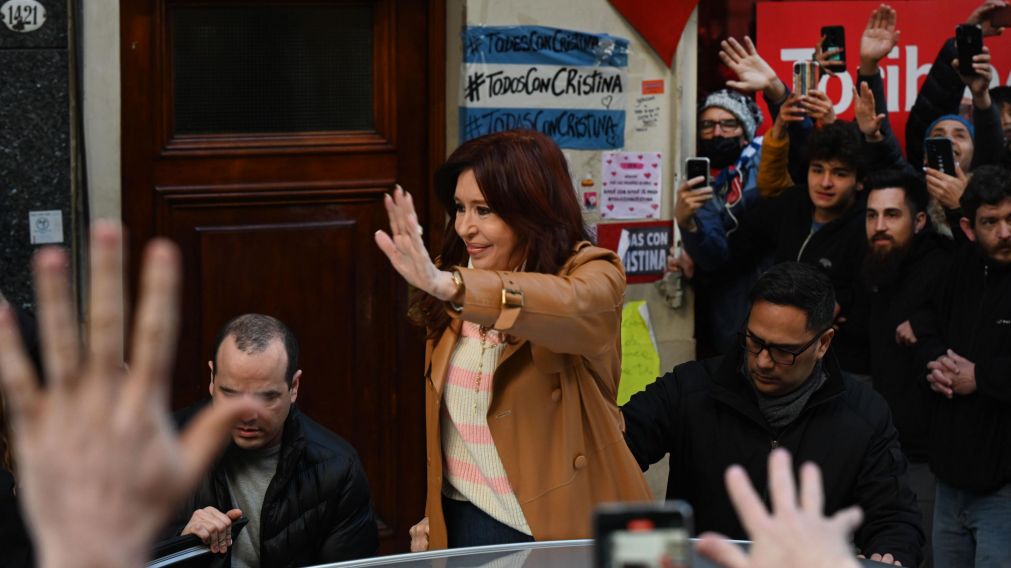 La vicepresidenta Cristina Fernández de Kirchner volvió a salir a saludar a la militancia (Télam).