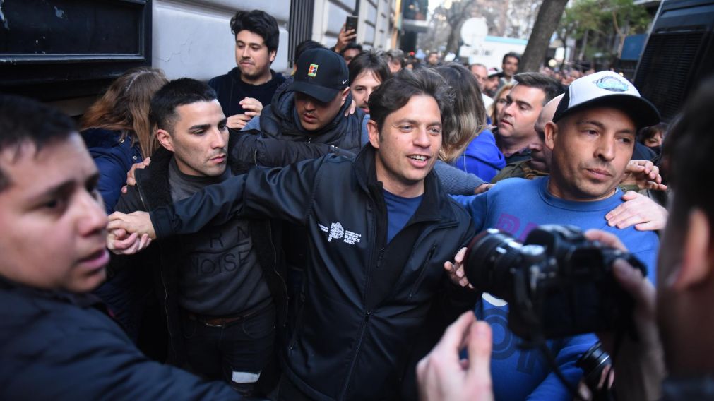 Axel Kicillof fue a apoyar a Cristina Kirchner en Recoleta (Crónica/Jonatan Moreno).