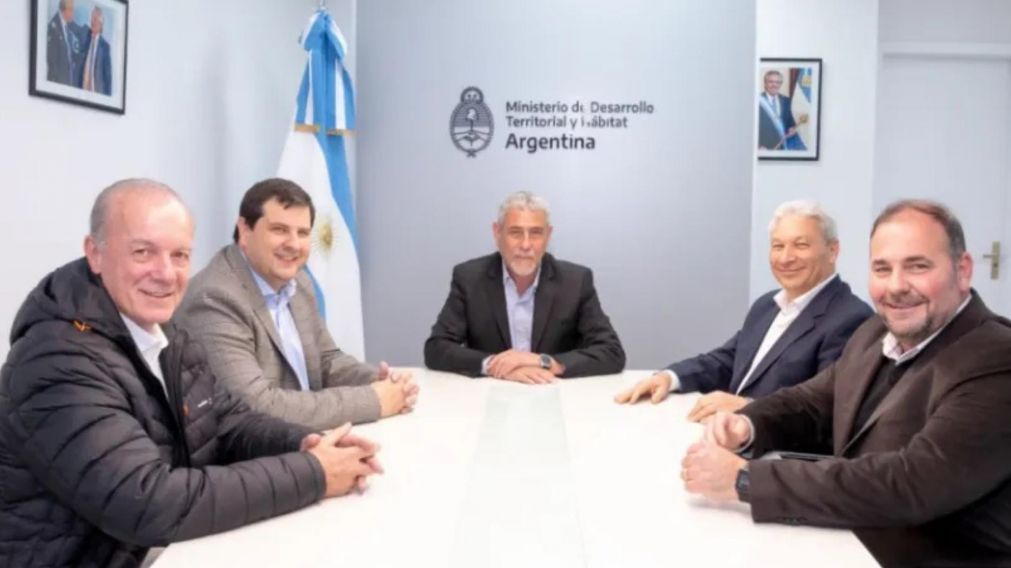 Jorge Ferraresi junto al Comité Ejecutivo del Consejo Nacional de la Vivienda.