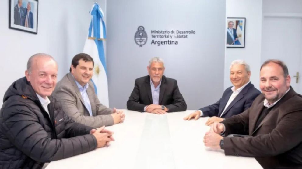 Jorge Ferraresi junto al Comité Ejecutivo del Consejo Nacional de la Vivienda.