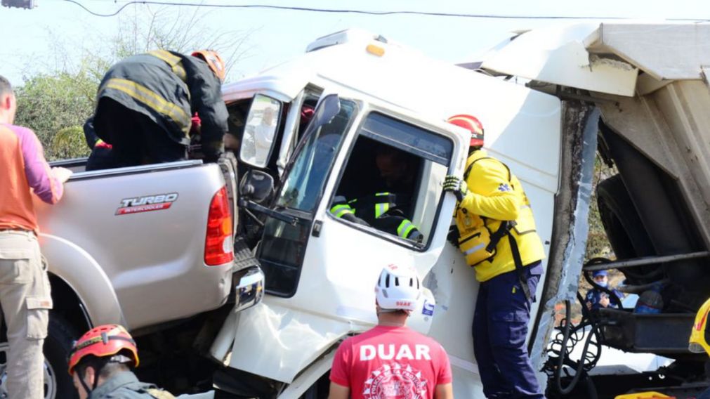 Todo comenzó cuando un camión colisionó con una grúa que, a su vez, transportaba una camioneta Toyota Hilux.