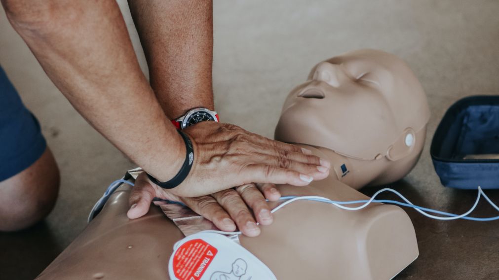 Muerte súbita: para prevenirla, expertos exigen el entrenamiento de RCP obligatorio "desde menores hasta ancianos, todos tienen que saber".