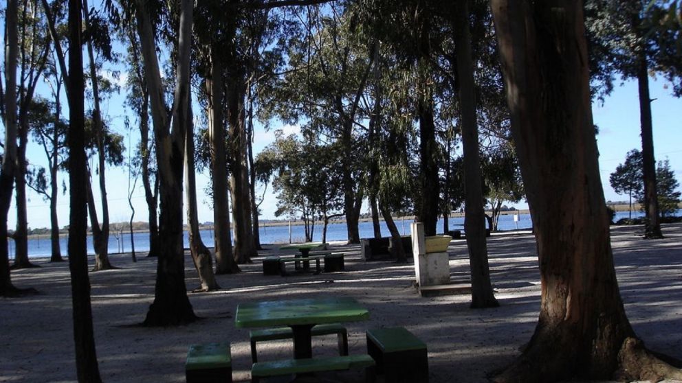 Castelli se ubica en la ruta 2 en el acceso a los balnearios de la Costa Atlántica.