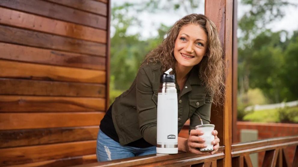 Karla Johan escribió "El Libro de La Yerba Mate" (Foto Instagram @sommelierdemateok).