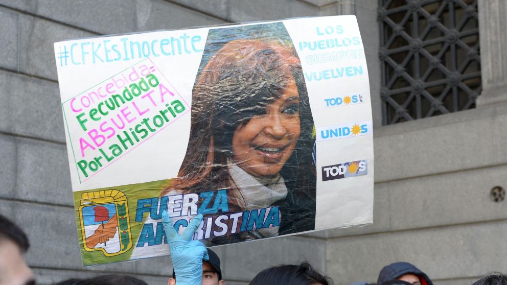 Militantes permanecían en la casa de la vicepresidenta Cristina Kirchner en repudio a la Causa Vialidad (Nahuel Ventura / Crónica).