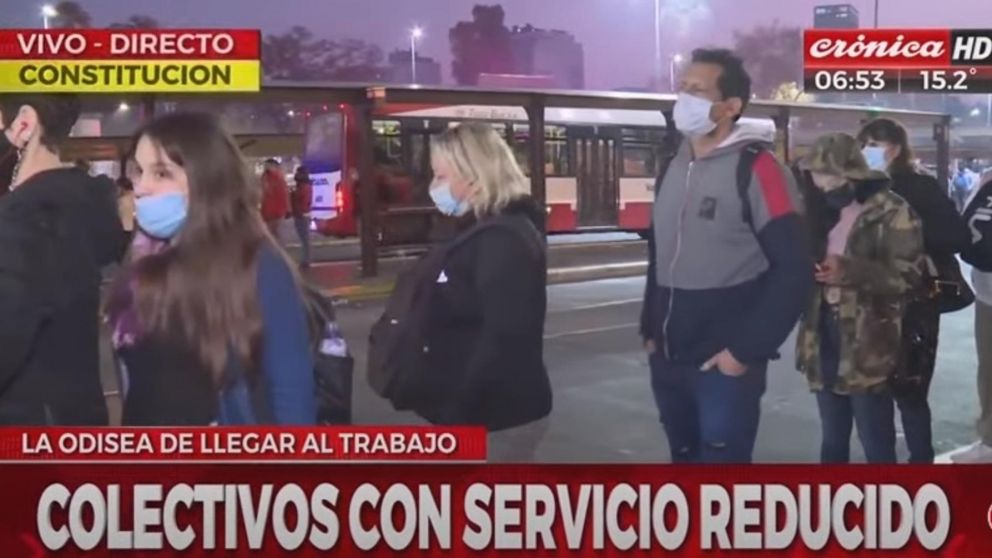 Largas filas de pasajeros en la mañana de este viernes en Constitución por la reducción del servicio de colectivos (Crónica HD).