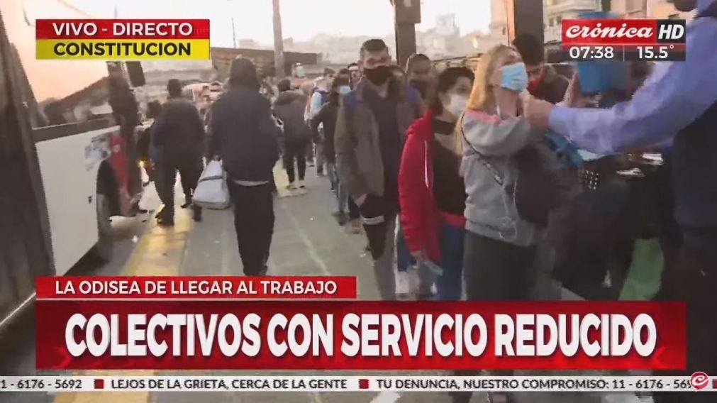 Largas filas esta mañana en Constitución por nueva reducción de servicios de colectivos (Crónica HD).