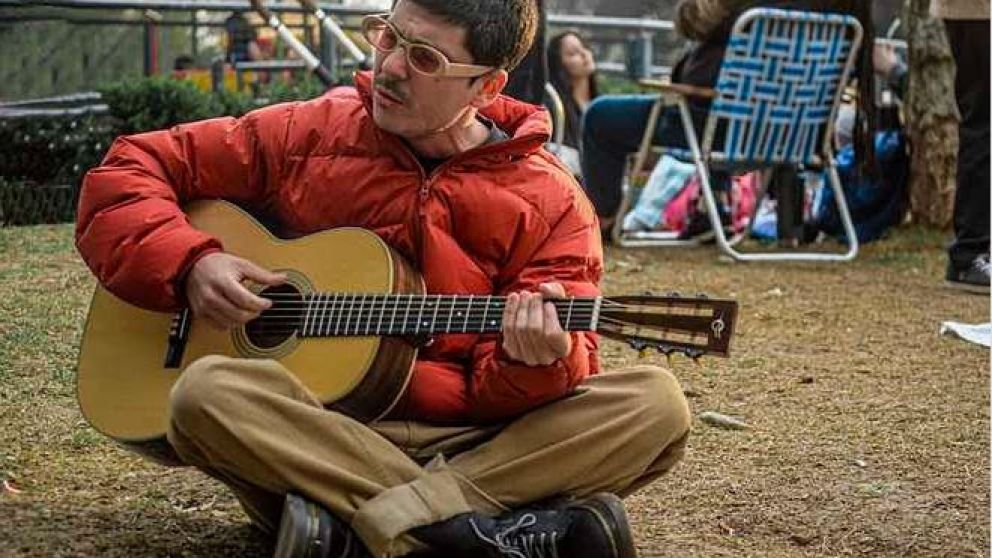 Santi Celli recién llegado de su gira europea, improvisó un show para sus fans en Parque Centenario