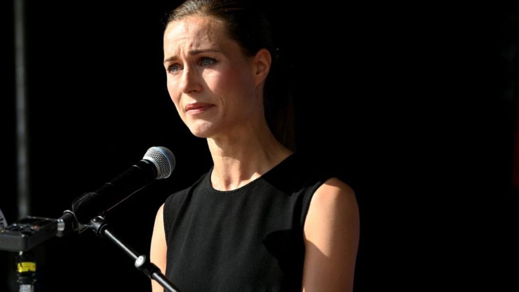 La primera ministra de Finlandia, Sanna Marin, se emocionó al explicar las fotos de la polémica