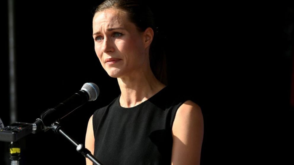 La primera ministra de Finlandia, Sanna Marin, se emocionó al explicar las fotos de la polémica