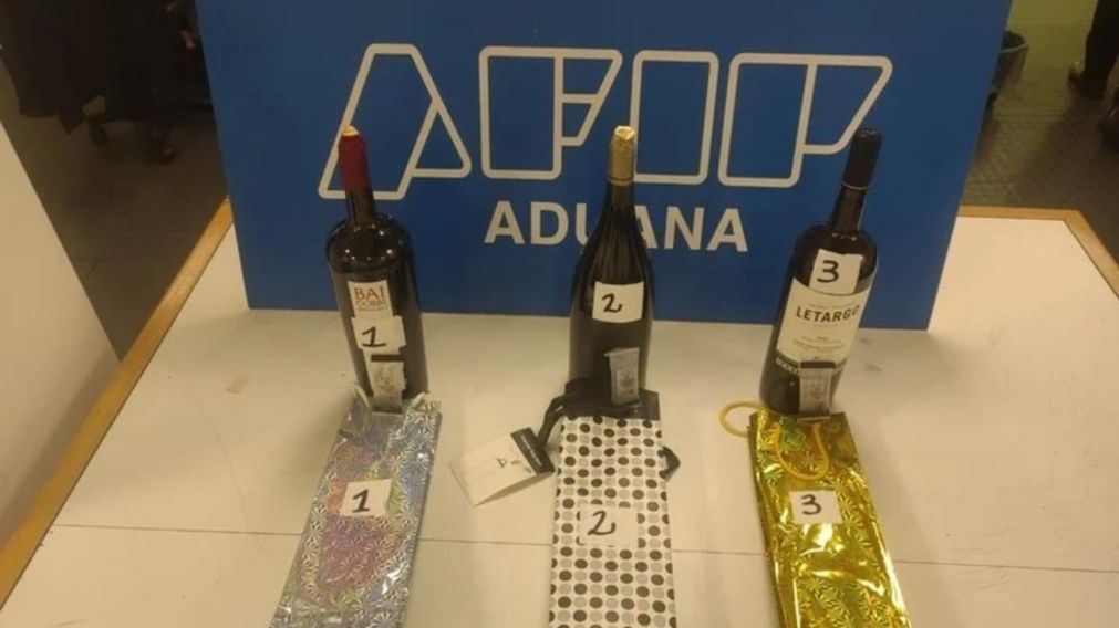 El hombre fue detenido apenas aterrizó en el aeropuerto.