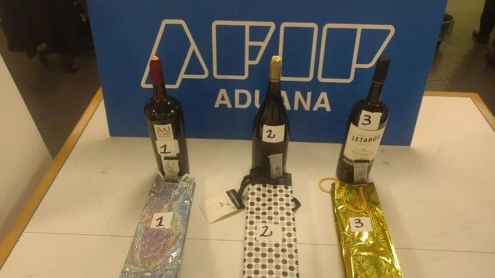 El hombre fue detenido apenas aterriz� en el aeropuerto. 