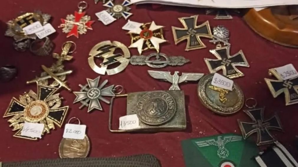 Algunos de los objetos confiscados durante el allanamiento.