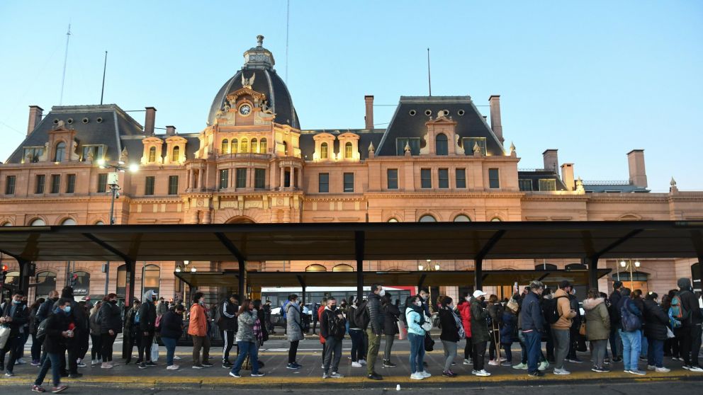 La medida de fuerza afecta la prestación del servicio de más de un centenar de líneas de colectivos (Télam).