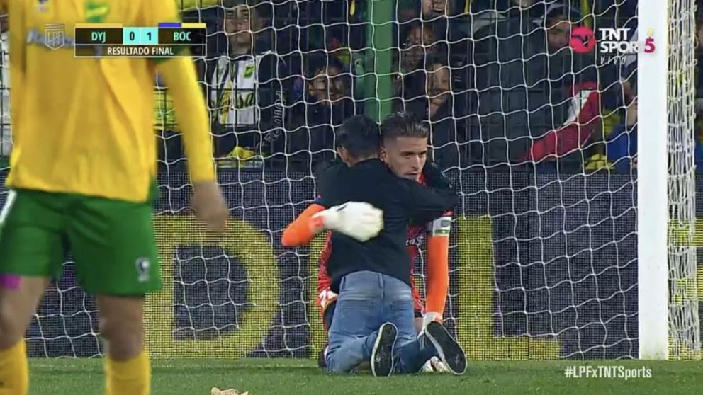 Un nene consoló al arquero Ezequiel Unsain después de la derrota ante Boca.