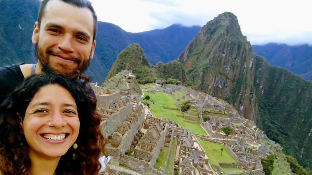 La pareja de novios argentinos que deb�a viajar en un veh�culo que cay� en Per�..