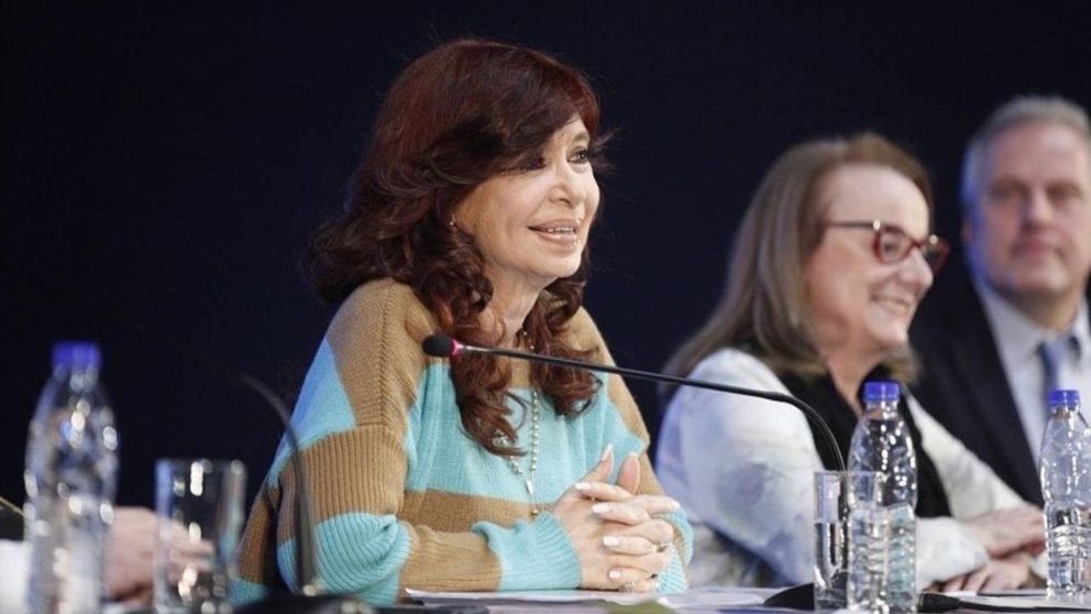 Cristina Kirchner anunció este lunes que le pidió a su abogado poder ampliar su declaración indagatoria en el marco de la Causa Vialidad (Gentileza @CFKArgentina/Twitter).